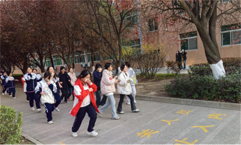 渭南工业学校综合高中部消防逃生演练通讯�?1)558.png 渭南工业学校综合高中部消防逃生演练通讯�?1)558.png