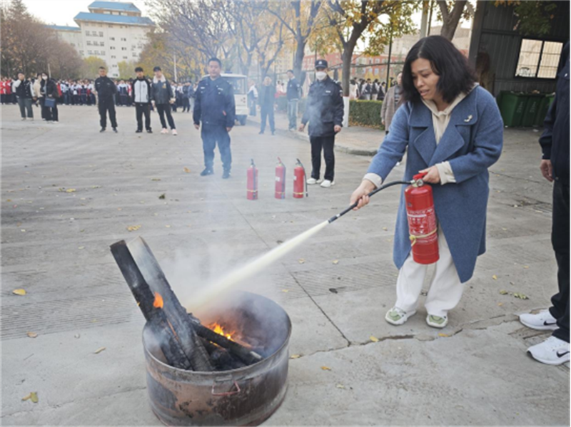 渭南工业学校综合高中部消防逃生演练通讯�?1)899.png